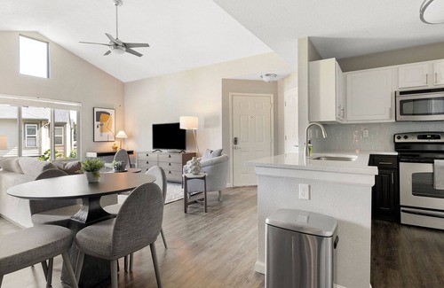 Tanasbourne Apartment | Modern Apartment in Prime Location (ID9835X53)