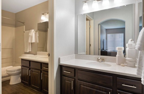 Tanasbourne Apartment | Modern Apartment in Prime Location (ID9835X53)
