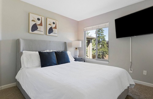 Tanasbourne Apartment | Modern Apartment in Prime Location (ID9835X53)