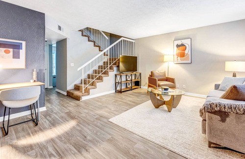 Hermitage Apartment | Modern Apartment in Prime Location (ID6125X25)