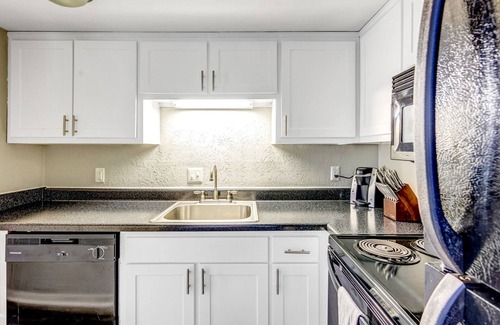 Hermitage Apartment | Modern Apartment in Prime Location (ID6125X25)