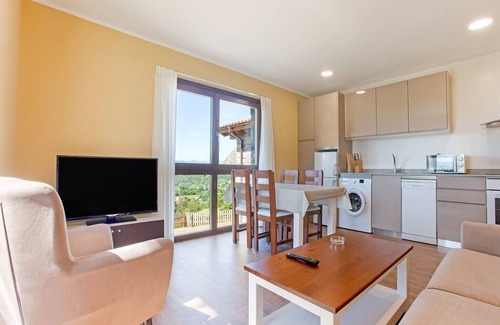 Collia Villa | Modern Apartment in Parres with Garden