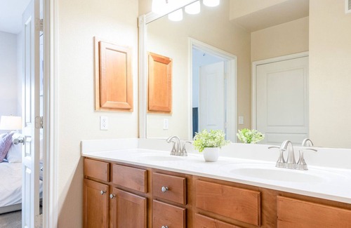 Hill Country Galleria Apartment | Modern Apartment in Prime Location (ID5097X86)