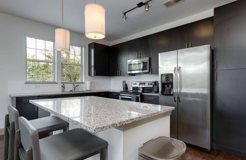 Franklin Apartment | Modern Apartment in Prime Location (ID1340)