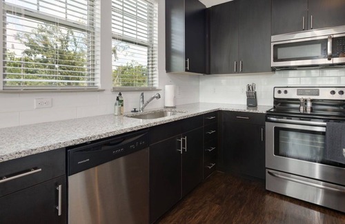 Franklin Apartment | Modern Apartment in Prime Location (ID1340)