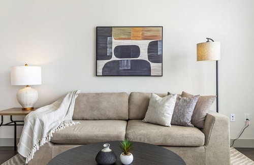 Longmont Apartment | Modern Apartment in Prime Location (ID8582X12)