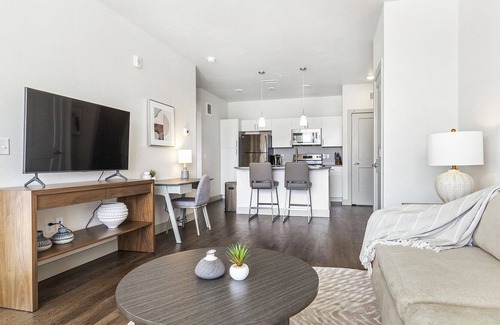 Longmont Apartment | Modern Apartment in Prime Location (ID8582X12)