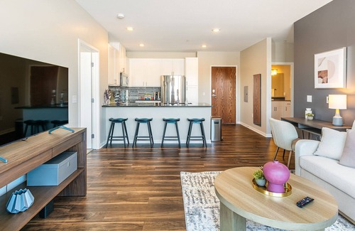 Woodbury Apartment | Modern Apartment in Prime Location (ID7378X68)