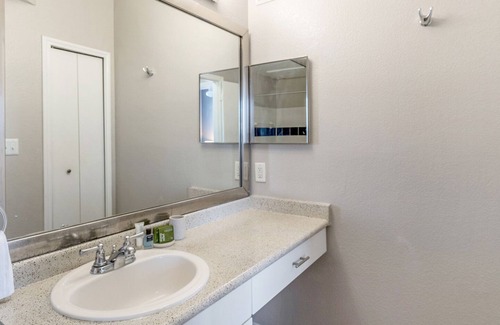 Lewisville Apartment | Modern Apartment in Prime Location (ID7966X24)
