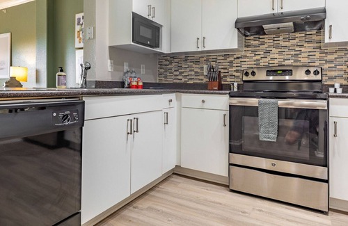 Lewisville Apartment | Modern Apartment in Prime Location (ID9600X63)