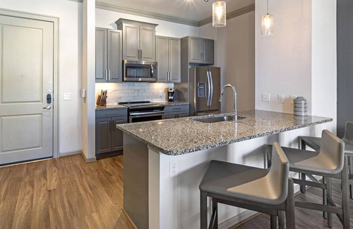 Garland Apartment | Modern Apartment in Prime Location (ID8581X7)