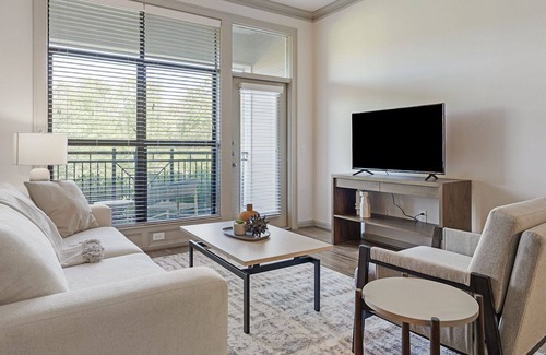 Garland Apartment | Modern Apartment in Prime Location (ID8307X00)