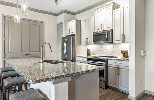 Garland Apartment | Modern Apartment in Prime Location (ID8307X00)
