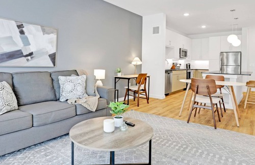 Brookhollow Apartment | Modern Apartment in Prime Location (ID2678X37)