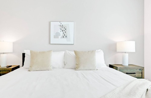 Brookhollow Apartment | Modern Apartment in Prime Location (ID2678X37)