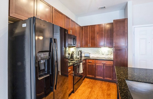 Barker Apartment | Modern Apartment in Prime Location (ID7038X20)