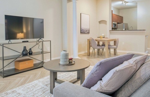 Barker Apartment | Modern Apartment in Prime Location (ID7974X18)