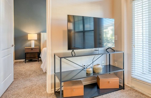Barker Apartment | Modern Apartment in Prime Location (ID7333X77)