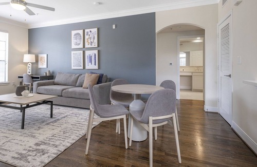 Energy Corridor Apartment | Modern Apartment in Prime Location (ID2680X65)