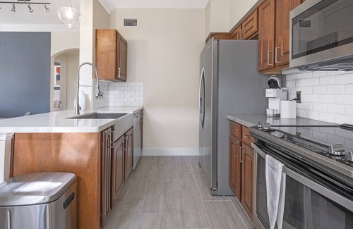 Energy Corridor Apartment | Modern Apartment in Prime Location (ID2680X65)