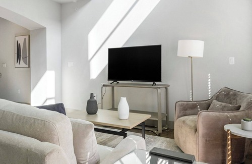 Barker Apartment | Modern Apartment in Prime Location (ID1203X998)