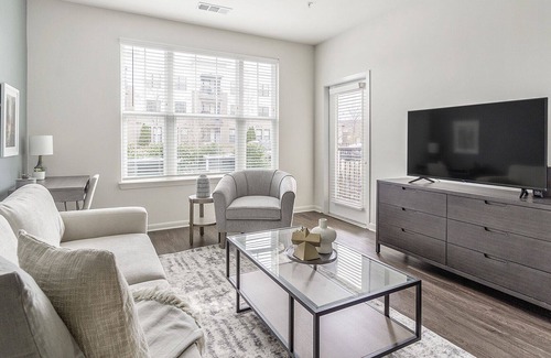 Crabtree Apartment | Modern Apartment in Prime Location (ID1267X878)