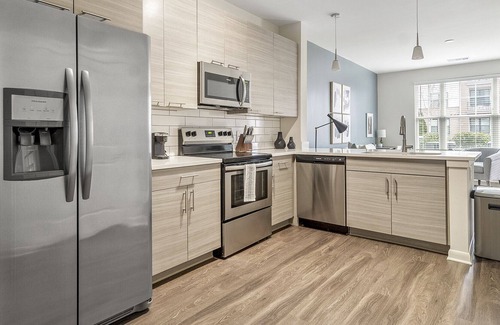 Crabtree Apartment | Modern Apartment in Prime Location (ID1267X878)