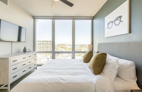 Uptown Apartment | Modern Apartment in Prime Location (ID355)
