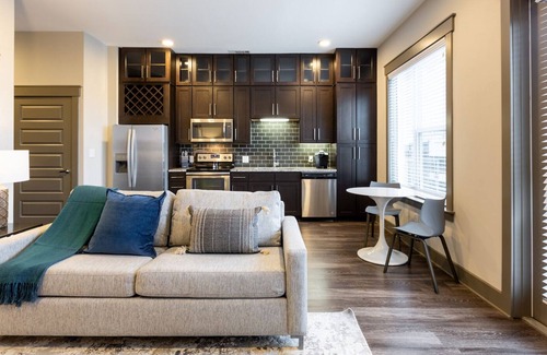 Vickery Meadow Apartment | Modern Apartment in Prime Location (ID3132)