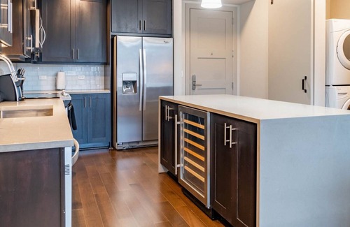 Uptown Apartment | Modern Apartment in Prime Location (ID1513X37)