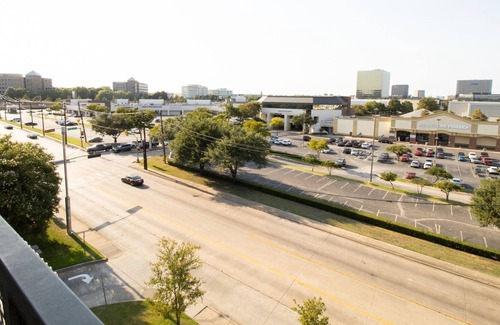 Vickery Meadow Apartment | Modern Apartment in Prime Location (ID1949)