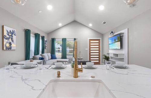 Oak Cliff Apartment | Modern Apartment in Prime Location (ID1204X610)