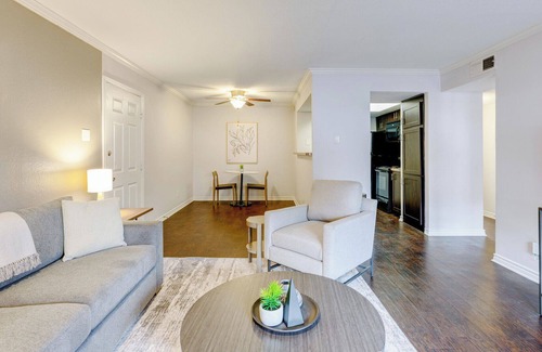 Vickery Meadow Apartment | Modern Apartment in Prime Location (ID6721X00)
