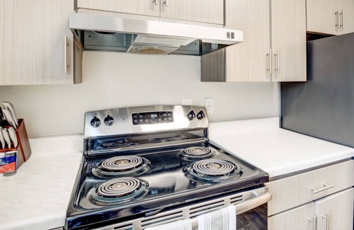 Murray Apartment | Modern Apartment in Prime Location (ID7943X90)