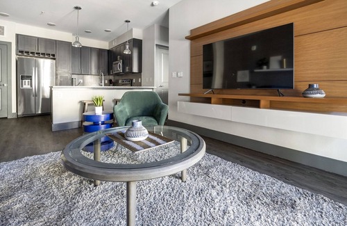 Parker Apartment | Modern Apartment in Prime Location (ID6298X53)