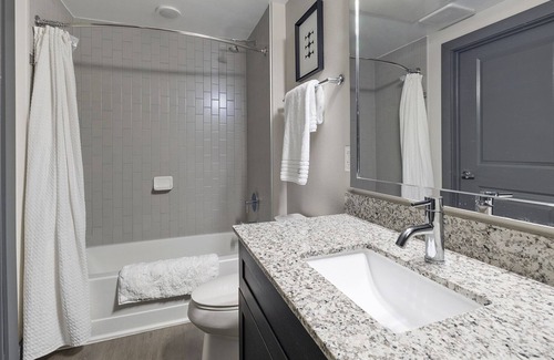 Parker Apartment | Modern Apartment in Prime Location (ID6298X53)