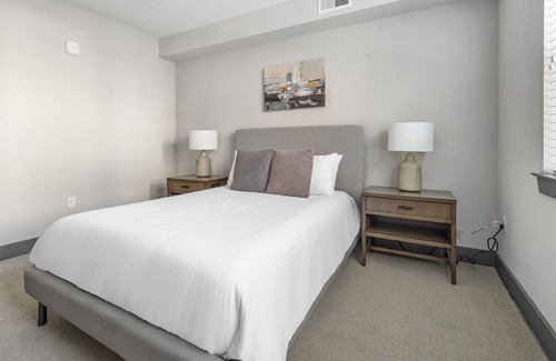 Parker Apartment | Modern Apartment in Prime Location (ID6298X53)