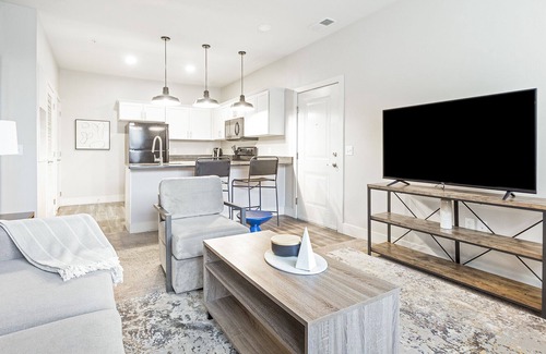 Toledo Apartment | Modern Apartment in Prime Location (ID8146X6)