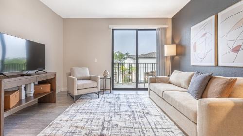 Three Oaks Apartment | Modern Apartment in Prime Location ID6805X00