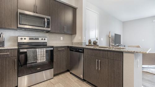 Three Oaks Apartment | Modern Apartment in Prime Location ID6805X00
