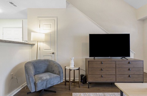 Avon Apartment | Modern Apartment in Prime Location (ID9530X84)