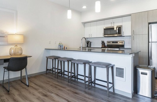 Kent Apartment | Modern Apartment in Prime Location (ID8681X30)