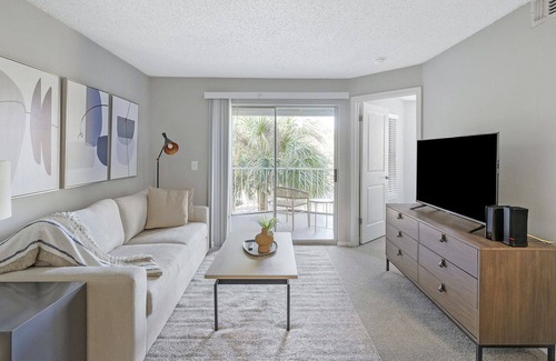 University Apartment | Modern Apartment in Prime Location (ID1231X153)