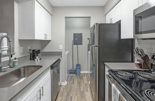 University Apartment | Modern Apartment in Prime Location (ID1231X153)