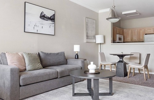South Tulsa Apartment | Modern Apartment in Prime Location (ID8382X95)