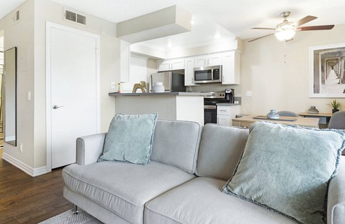 Los Serranos Apartment | Modern Apartment in Prime Location (ID8313X81)