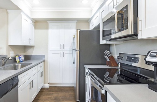 Los Serranos Apartment | Modern Apartment in Prime Location (ID8313X81)
