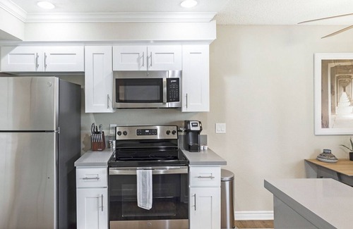 Los Serranos Apartment | Modern Apartment in Prime Location (ID8313X81)