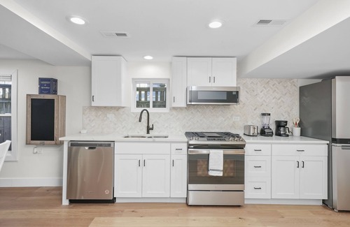 Forest Park Apartment | Modern apartment in great central location!