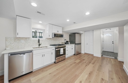 Forest Park Apartment | Modern apartment in great central location!